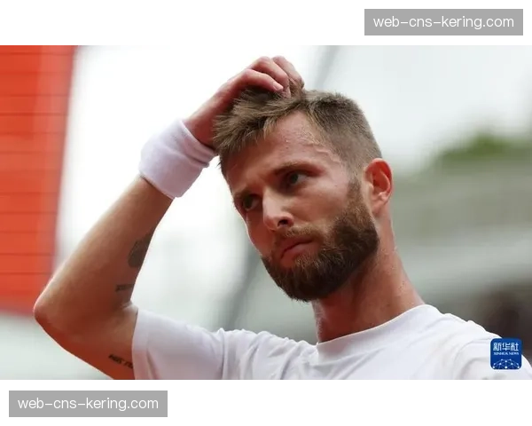 焦科维奇现身贝尔格莱德青少年训练营，亲自指导小球手反手技术