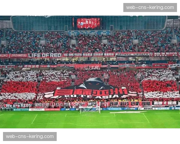 巴黎球迷看台展出TIFO，主题为“从防守到进攻的一瞬间”